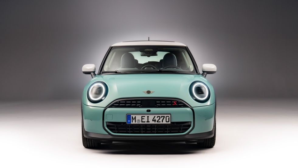 تتمتع سيارة Mini Cooper S Hardtop موديل 2025 بمحرك أقوى بقوة 201 حصانًا والسعر الأساسي 33,195 دولارًا